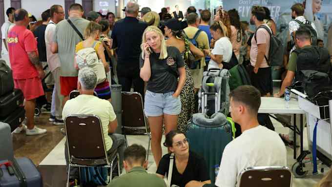 «А вы, русские, останьтесь…» Почему наших туристов, застрявших на Мальдивах и в Дубае, никому не жалко?