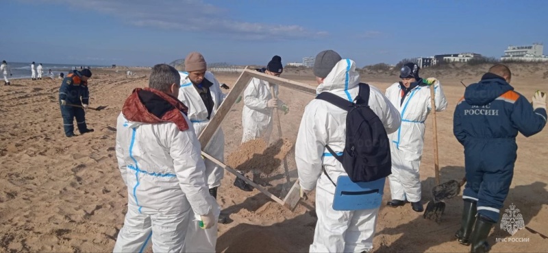 Уборка мазута на пляжах Анапы: откроется ли курорт к 1 июня?