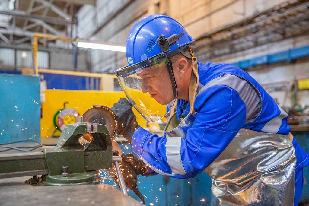 Взялись за ум: молодые россияне все чаще выбирают рабочие специальности