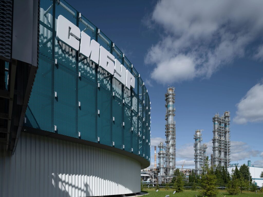 На «ЗапСибНефтехиме» начался монтаж первой закрытой факельной установки