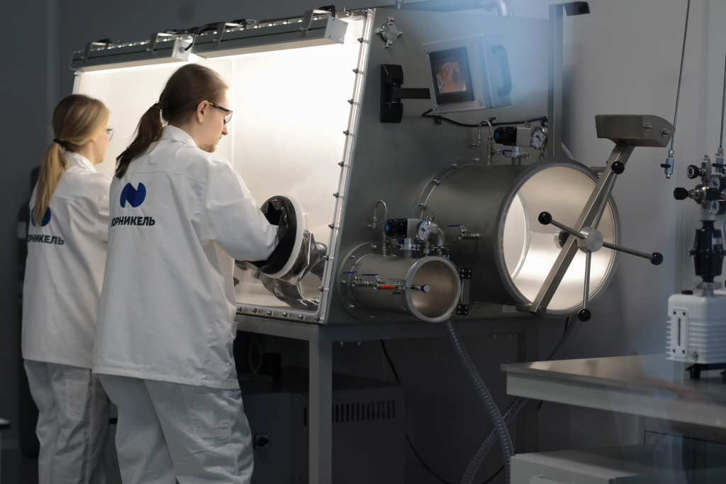 «Норникель» создаёт первую в мире лабораторию для ИИ и прорывных материалов