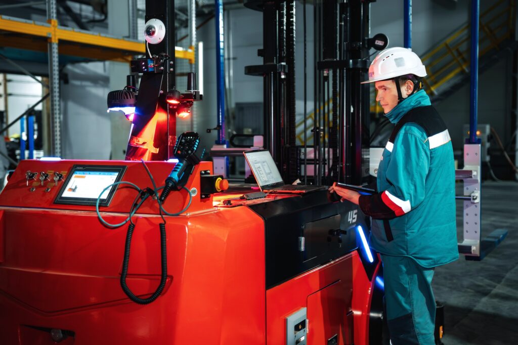 Теперь без водителей: вилочные погрузчики на Амурском ГХК работают в режиме автопилота