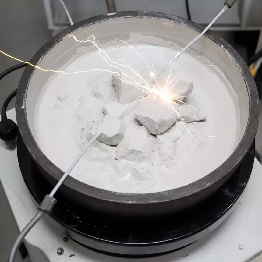 Защита на миллион лет: как изолируют радиоактивный стронций в керамику из белой глины