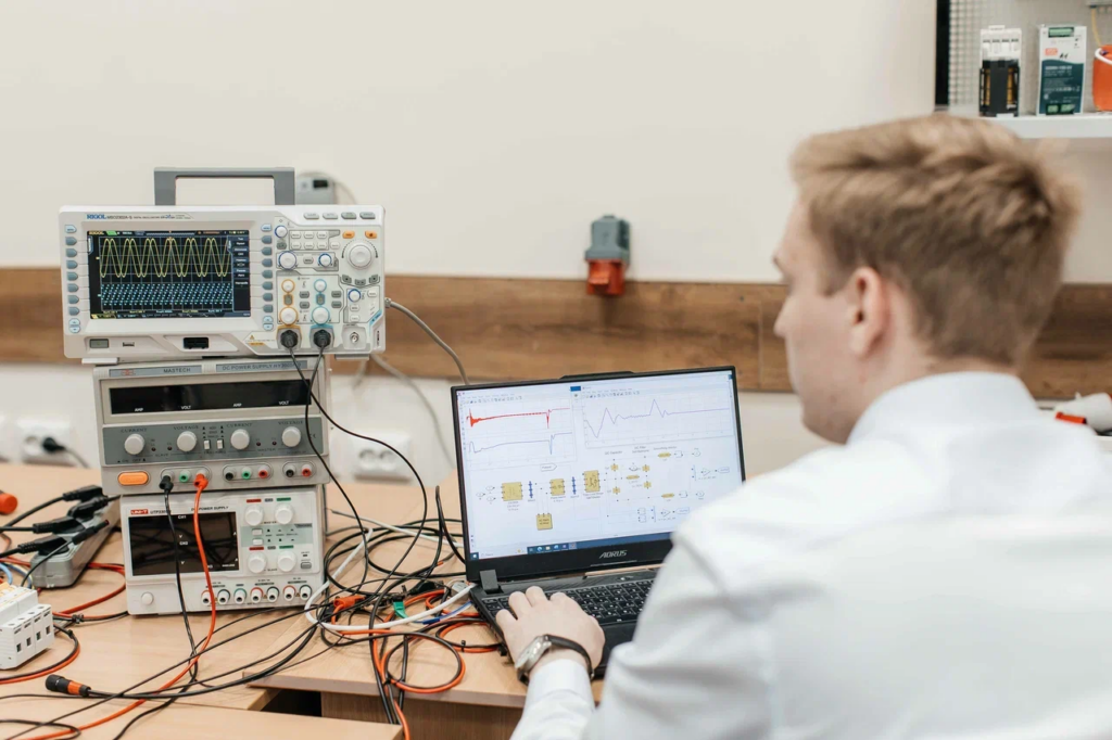 Разработка ученых ТПУ на 24 % повышает стабильность сетей на основе возобновляемых источников энергии ВИЭ