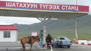 Вопрос дня: почему дефицитный бензин Россия продает Монголии, когда и самим не хватает?